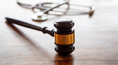 A judge’s gavel resting beside a stethoscope on a wooden desk, symbolizing legal and medical issues handled by a Federal Way personal injury lawyer.